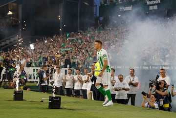 El jugador del Puerto de Santamar¨ªa rodea todo el Estadio saludando a todos los aficionados.