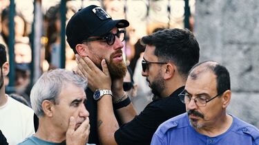 José Sa, jugador de fútbol de Wolverhampton Wanders y de la selección nacional de Portugal, es consolado después del funeral de Diogo Jota y su hermano André Silva en la iglesia Matriz de Gondomar el 5 de julio de 2025 en Gondomar, Portugal.