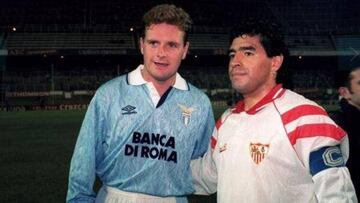 Gascoigne y Maradona antes de un partido entre la Lazio y el Sevilla.