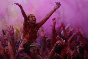 COLOR RUN esta carrera se celebra en ciudades de todo el mundo y sus participantes son rociados con diferentes colores a lo largo de sus cinco kilómetros de recorrido.