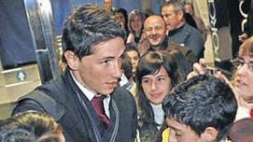 <b>FIEBRE TORRES. </b>El capitán del Atlético fue el jugador más solicitado por los aficionados valencianos a la llegada de la expedición rojiblanca a Valencia, ayer por la noche.