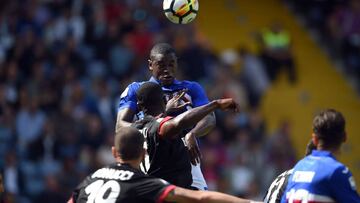 Duv&aacute;n Zapata y Cristian Zapata en la lucha por el bal&oacute;n en el juego entre Sampdoria y Milan por Serie A