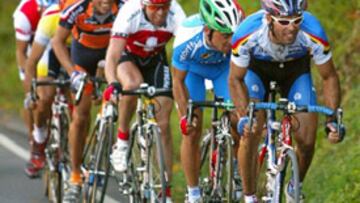 <B>MALENTENDIDOS.</b> Astarloa -quinto en la foto- y Bettini -segundo en la foto- tienen diferentes versiones acerca de su conversación en el grupo de fugados que se jugó la medalla en Hamilton.