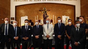 La representaci&oacute;n del Sevilla, tras la ofrenda al Gran Poder.