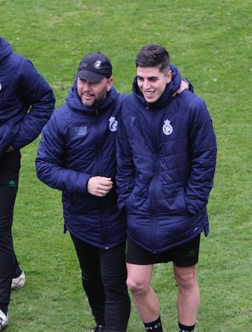 José Alberto, entrenador del Racing, con Íñigo, capitan del equipo, en La Albericia.