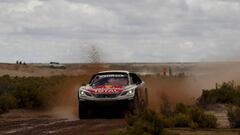 BOL13. LA PAZ (BOLIVIA), 09/01/2017.- El piloto franc&eacute;s Stephane Peterhansel y su copiloto y compatriota Jean Paul Cottret, del equipo Peugeot, participan hoy, lunes 9 de enero de 2017, de la s&eacute;ptima etapa del Rally Dakar 2017, entre La Paz y Uyuni (Bolivia). EFE/David Fern&aacute;ndez