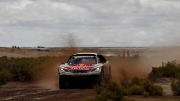 BOL13. LA PAZ (BOLIVIA), 09/01/2017.- El piloto francés Stephane Peterhansel y su copiloto y compatriota Jean Paul Cottret, del equipo Peugeot, participan hoy, lunes 9 de enero de 2017, de la séptima etapa del Rally Dakar 2017, entre La Paz y Uyuni (Bolivia). EFE/David Fernández