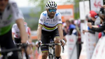 Alejandro Valverde llega a meta en la Flecha Valona 2019.