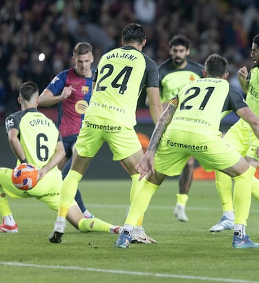 1-0. Dani Olmo recibe dentro del área balear, controla, se gira y dispara con la pierna izquierda, ajustado al palo largo de Leo Román para anotar el primer tanto azulgrana.