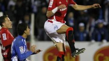 <b>CONTUNDENTE. </b>Laguardia despeja un balón aéreo ante la presencia de Gato.