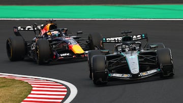 George Russell y Max Verstappen, con el Mercedes y el Red Bull en Japón.