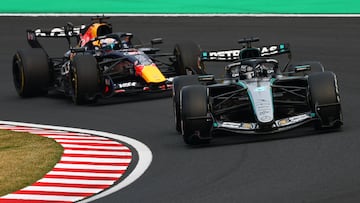 George Russell y Max Verstappen, con el Mercedes y el Red Bull en Japón.