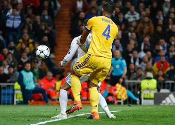 Acción entre Benatia y Lucas Vázquez que acabaría en el penalti que transformó Cristiano Ronaldo.