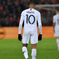 "Mbappé has a long way to go to reach Ronaldo and Messi's level" - Saha