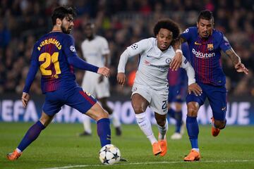 Willian con André Gomes y Paulinho.