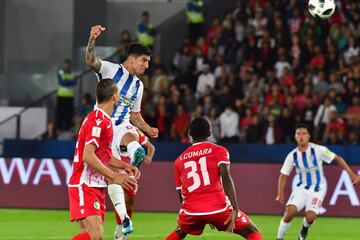 CF Pachuca's Mexican midfielder Victor Guzman heads the ball and scores against Wydad Casablanca during their FIFA Club World Cup quarter-final match Zayed Sports City Stadium in the Emirati capital Abu Dhabi on December 9, 2017. / AFP PHOTO / GIUSEPPE CACACE