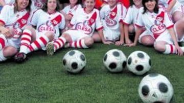 <b>ILUSIONADAS. </b>Las chicas del Rayo posan en uno los campos del polideportivo Alberto García, donde se entrenan a diario.