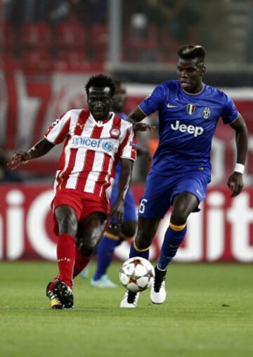 Delvin N'Dinga de Olympiacos ante Paul Pogba.