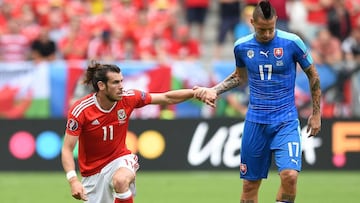 Slovakia&#039;s midfielder Marek Hamsik (R) helps up Wales&#039; forward Gareth Bale during the Euro 2016 group B football match between Wales and Slovakia at the Stade de Bordeaux in Bordeaux on June 11, 2016. / AFP PHOTO / NICOLAS TUCAT