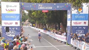 La ciclista española Paula Blasi celebra su victoria en el Gran Premio della Liberazione Femenino.