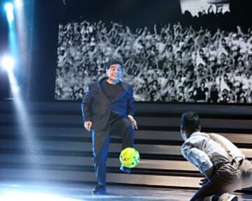 Actuaci¨®n de Maradona en el teatro San Carlo de N¨¢poles.