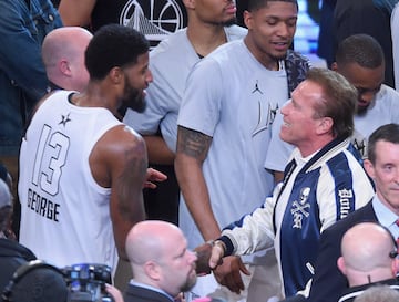 Paul George y Arnold Schwarzenegger.