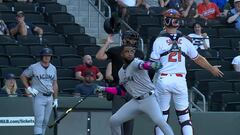 Suspenden a beisbolista de Mariners tras lanzarle el bate al pitcher