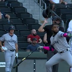 Suspenden a beisbolista de Mariners tras lanzarle el bate al pitcher