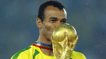 Cafú besa la Copa del Mundo.