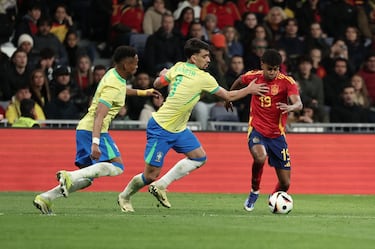 Lamine Yamal trata de avanzar ante la oposición de Lucas Paquetá.