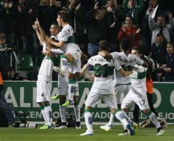 El defensa del Elche David Lombán (i) celebra con sus compañeros el gol marcado al Málaga, durante el partido de la decimosexta jornada de Liga de Primera División