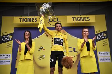 Egan Bernal se convirtió en el tercer colombiano de toda la historia en vestir el Mailot amarillo. Emotivo momento del nacido en Zipaquirá. 