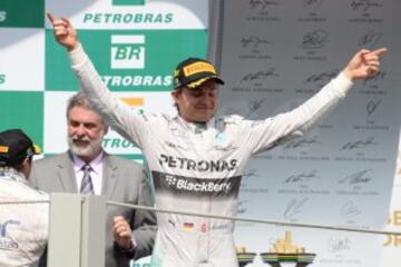 El piloto de Fórmula Uno Nico Rosberg celebrando su victoria en el  Gran Premio de Brasil 