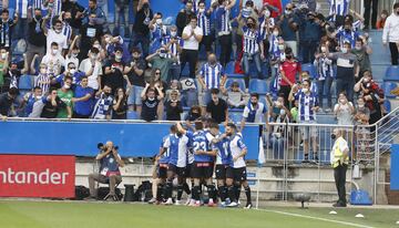 Los jugadores del Alav¨¦s celebran el gol de V¨ªctor Laguardia.