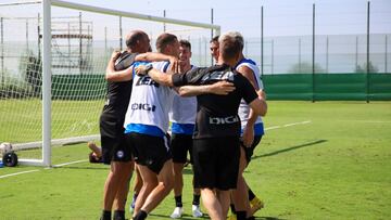 Los jugadores celebran el final de la concentración