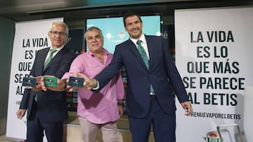 Alarcón, a la derecha, durante la presentación de la campaña de abonos.