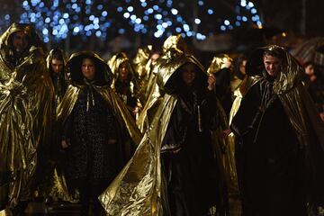 Miles de niños participan en la cabalgata de los Reyes Magos de Madrid, que este año ofrece un homenaje especial al mundo de los inventores.