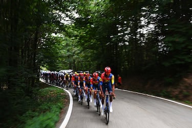 Carlos Verona, Mads Pedersen, Giulio Ciccone y Julien Bernard a la cabeza del pelotón. 