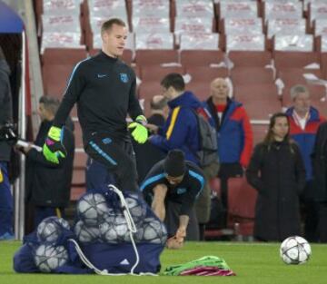 Último entrenamiento del Barcelona antes del partido de Champions League de octavos de final frente al Arsenal 