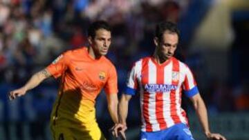 Juanfran da un pase ante Cesc.