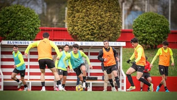 16-05-25. CARLOS DOTOR CONDUCE EL BALÓN EN EL ENTRENAMIENTO DEL SPORTING EN MAREO.