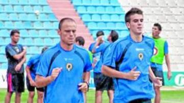 <b>¿ÚLTIMO ENTRENAMIENTO?. </b>Raúl corre junto a Farinós en la primera sesión del extremo alicantino, ayer en el Rico Pérez.
