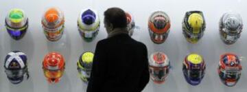 Expositor con los cascos de los rivales de Fernando Alonso.