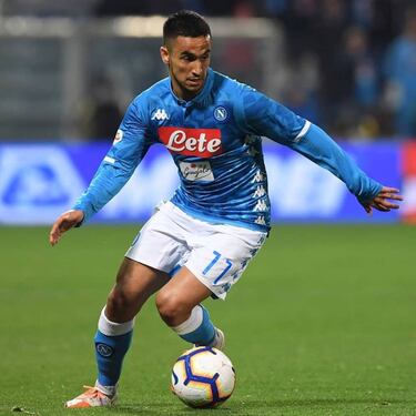 El delantero zurdo tiene 22 años y está en Napoli desde 2017. Es nacido en Francia pero también tiene nacionalidad argelina. Juega con la selección africana.