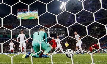 El portero español se comió un gol de Cristiano Ronaldo al no saber atajar un potente tiro raso.