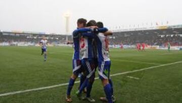 Los jugadores blanquiazules celebrando un tanto en El Toralín.