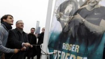 Federer, con el alcalde de Rotterdam descubriendo el cartel.