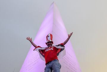 Los aficionados de River celebran el triunfo de su equipo en la Final de la Copa Libertadores ante Boca en la Plaza del Obelisco.