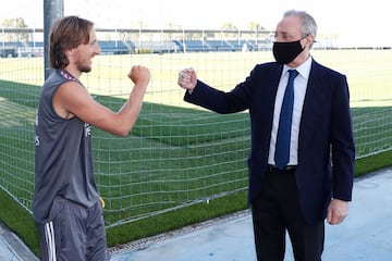 Florentino Pérez saluda a Modric.