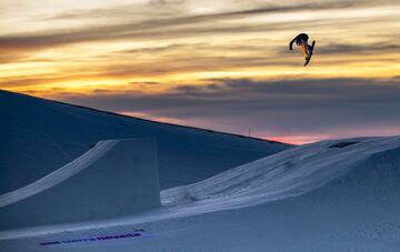 Sesión de saltos al atardecer en el Snowpark Sulayr, en Sierra Nevada, durante el Día de Andalucía 2019.